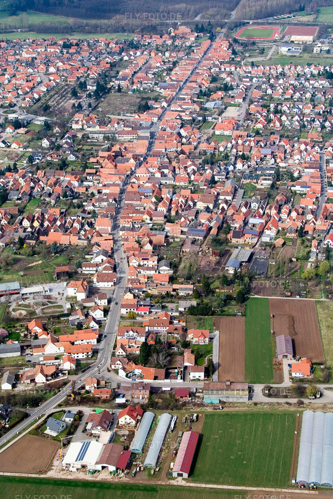Luftbild: Hauptstraße von Süden in Offenbach an der Queich im Bundesland Rheinland-Pfalz in Deutschland. Foto: IMG_9716.jpg vom 15.03.2008 durch Werner Riehm/FLY-FOTO.de
