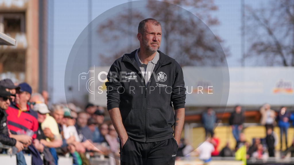 Fußball, Herren, Saison 2025/2026, Regionalliga Nordost, 24. Spieltag, FSV 63 Luckenwalde vs. 1.FC Lokomotive Leipzig, Samstag 28.02.2026, Werner-Seelenbinder-Stadion Luckenwalde, | Fußball, Herren, Saison 2025/2026, Regionalliga Nordost, 24. Spieltag, FSV 63 Luckenwalde vs. 1.FC Lokomotive Leipzig, Samstag 28.02.2026, Werner-Seelenbinder-Stadion Luckenwalde, Im Bild: Jochen Seitz (Trainer Lok Leipzig) - Realisiert mit Pictrs.com