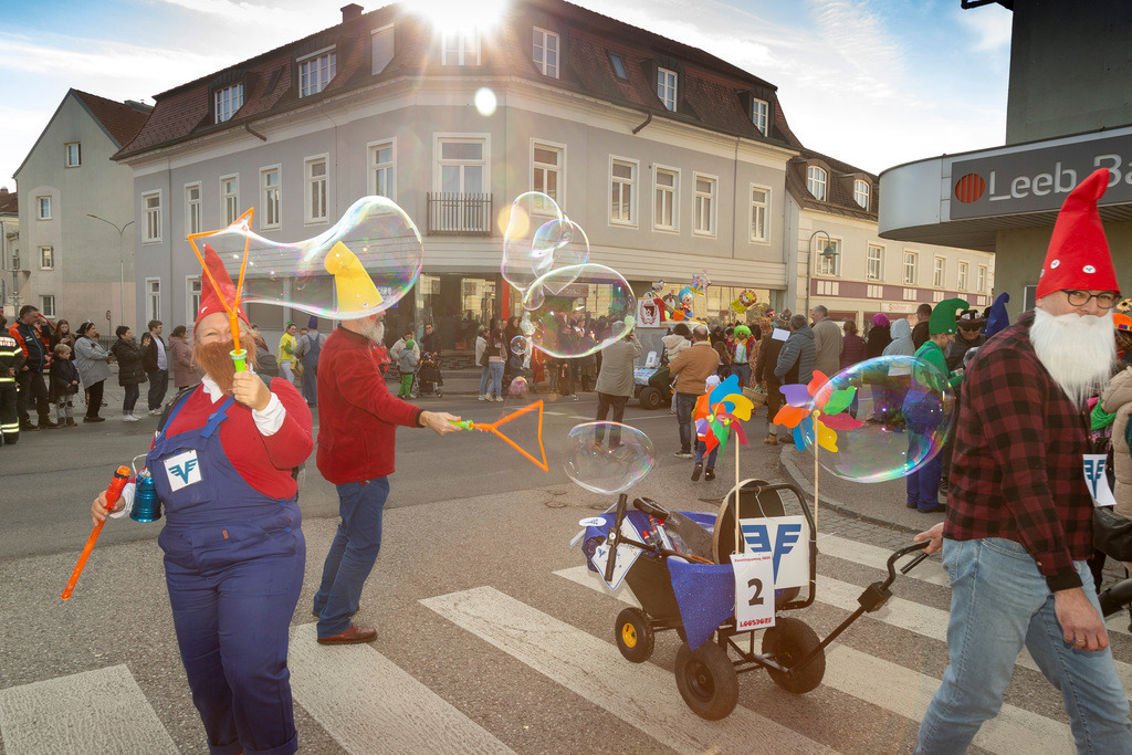 Umzug2025-138_9783 | Fotostrecke: FASCHINGSUMZUG 2025 in Loosdorf. 22 Masken(gruppen)-Teilnehmer: Loosdorfer Vereine, Wirtschaftstreibende, Gemeindeabordnungen sowie Kreditinstitute. rund 700 Besucher entlang der Hauptstrasse. Veranstaltungs-Sicherung durch Mannschaft der FF-Loosdorf mit schwerem Gerät. Maskenprämierung am EKZ-Platz durch Bgm. Thomas Vasku in den Kategorien: Bester Festwagen (Fa. gkonzept-Groissenberger; Beste Personengruppe-ASK-Loosdorf; Beste Einzelperson; Weiteste Anreise-FF Schollach;