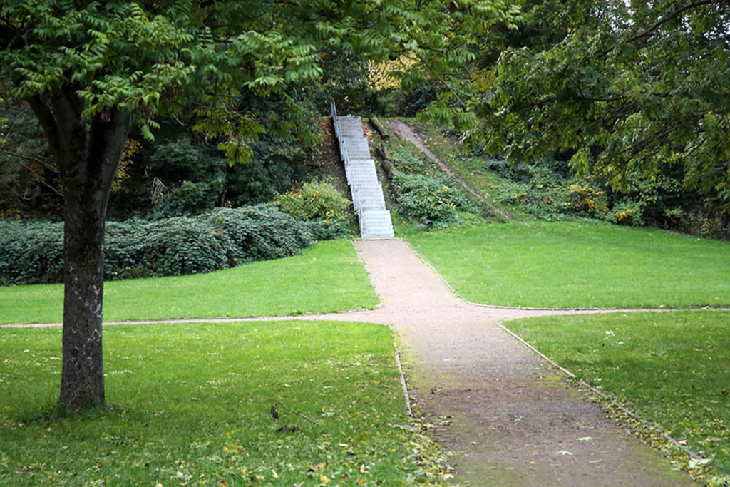 Foto: Leipzig - Etzoldsche Sandgrube - Park und Gedenkort | Das Team hinter BILDLEXIKON LEIPZIG bündelt historische wie aktuelle Informationen über die Stadt Leipzig in Text und Bild auf einer Plattform und stellt diese der interessierten Öffentlichkeit zur Verfügung.