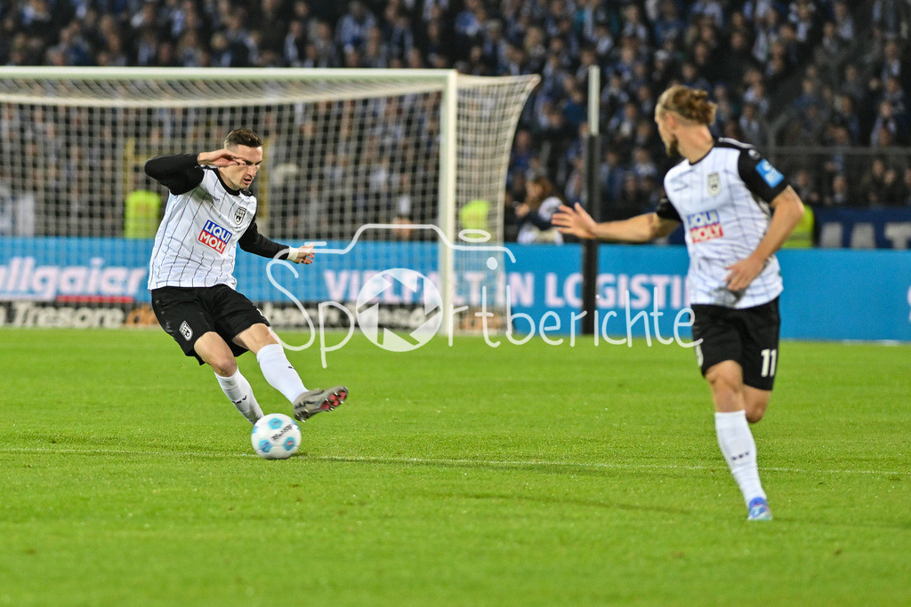 SSV Ulm 1846 Fussball - FC Schalke 04 | am Ball Niklas KOLBE (SSV Ulm #27) / Pass / 2. Bundesliga: SSV Ulm 1846 Fussball - FC Schalke 04, Donaustadion am 01.11.2024