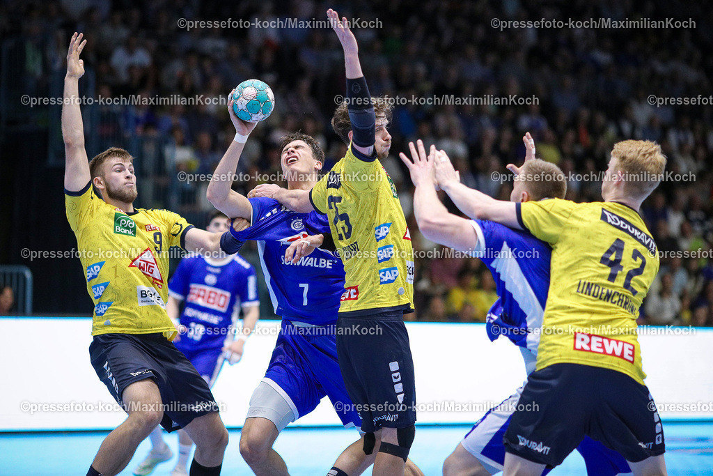 Gum1HBL19052401070 | 19.05.2024, Gummersbach, Handball, Liqui Moly Bundesliga, Schwalbe-Arena, VfL Gummersbach - Rhein-Neckar Löwen: Julian Köster (VfL Gummersbach) gegen Steven Plucnar Jacobsen (Rhein-Neckar Löwen) und Olle Forsell-Schefvert (Rhein-Neckar Löwen)