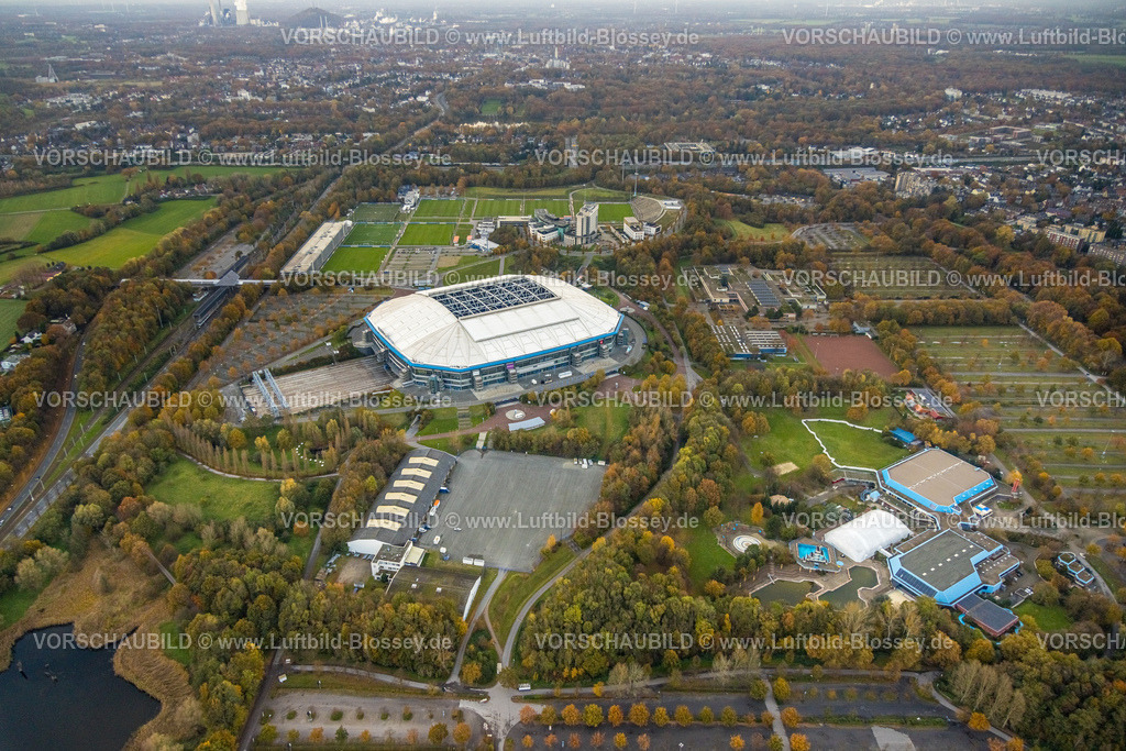 Gelsenkirchen231103201 | Luftbild, Bundesligastadion Veltins-Arena des FC Schalke 04, auch Arena AufSchalke Fußballstadion, mit geöffnetem Dach, Berger Feld mit Trainingsplätzen und Hotelanlagen, umgeben von herbstlichen Laubbäumen, Erle, Gelsenkirchen, Ruhrgebiet, Nordrhein-Westfalen, Deutschland