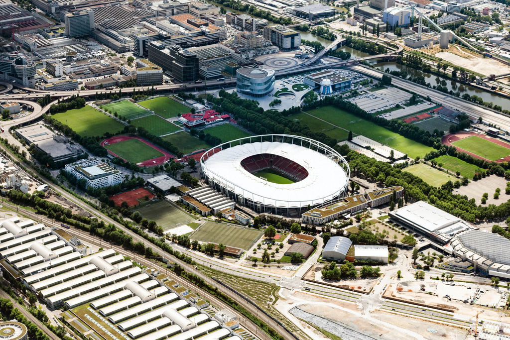 dr__0053150.jpg | STUTTGART 27.05.2020 Sportstätten-Gelände der Arena des Stadions Mercedes-Benz Arena im NeckarPark in Stuttgart im Bundesland Baden-Württemberg, Deutschland. Weiterführende Informationen bei: Friedrich Scharr KG,  PFEIFER Holding GmbH & Co. KG,  Ramsaier GmbH,  VfB Stuttgart Arena Betriebs GmbH,  asp Architekten GmbH,  sbs Sportböden-Systeme GmbH. // Sports facility grounds of the Arena stadium Mercedes-Benz Arena in Stuttgart in the state Baden-Wurttemberg, Germany. Further information at: Friedrich Scharr KG,  PFEIFER Holding GmbH & Co. KG,  Ramsaier GmbH,  VfB Stuttgart Arena Betriebs GmbH,  asp Architekten GmbH,  sbs Sportboeden-Systeme GmbH. Foto: Daniel Reiter