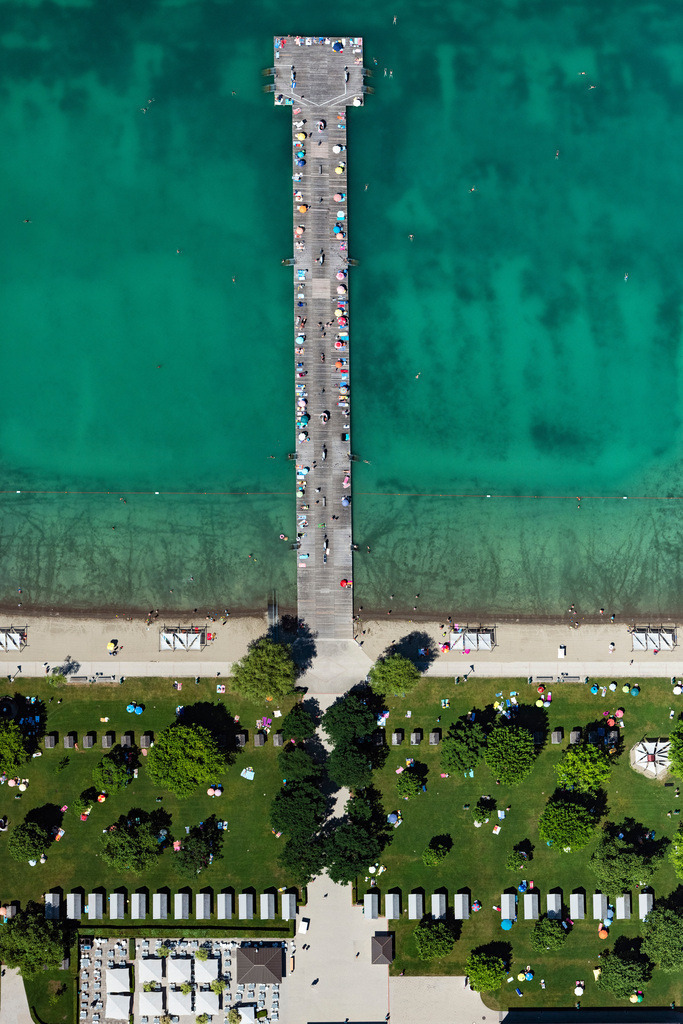 dr__0025950.jpg | KLAGENFURT 25.06.2019 Senkrecht- Luftbild aus der Satelliten- Perspektive vom Uferbereiche und Badesteg des Freibades Strandbad Klagenfurt in Klagenfurt in Kärnten, Österreich. // Vertical aerial view from the satellite perspective of the sandy beach areas on the Strandbad Klagenfurt in Klagenfurt in Kaernten, Austria. Foto: Daniel Reiter