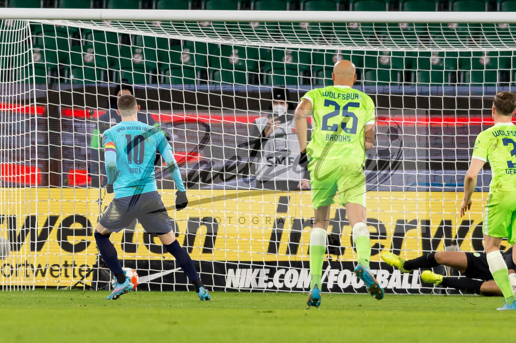 WOBFUE20220206_044 | Fussball, Herren: Branimir Hrgota (SpVgg Greuther Fuerth) erzielt das Tor zum 1:1 bei dem Spiel der 1. Bundesliga zwischen VfL Wolfsburg und SpVgg Greuther Fuerth in der Volkswagen Arena am 06.02.2022 in Wolfsburg, Deutschland.DFB / DFL REGULATIONS PROHIBIT ANY USE OF PHOTOGRAPHS AS IMAGE SEQUENCES AND/OR QUASI-VIDEO. - Realisiert mit Pictrs.com