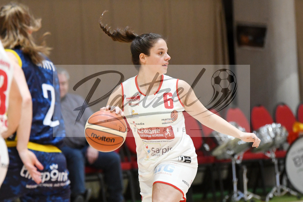 20200209_PAOEBS_0017 | Basketball, Frauen: Merve Silik (Panthers Academy Osnabrueck) in Aktion, am Ball, Einzelaktion waehrend des Spiels der 2. DBBL zwischen Panthers Academy Osnabrueck und Eintracht Braunschweig im datos – home of the panthers am 09.02.2020 in Osnabrueck, Deutschland. - Realisiert mit Pictrs.com