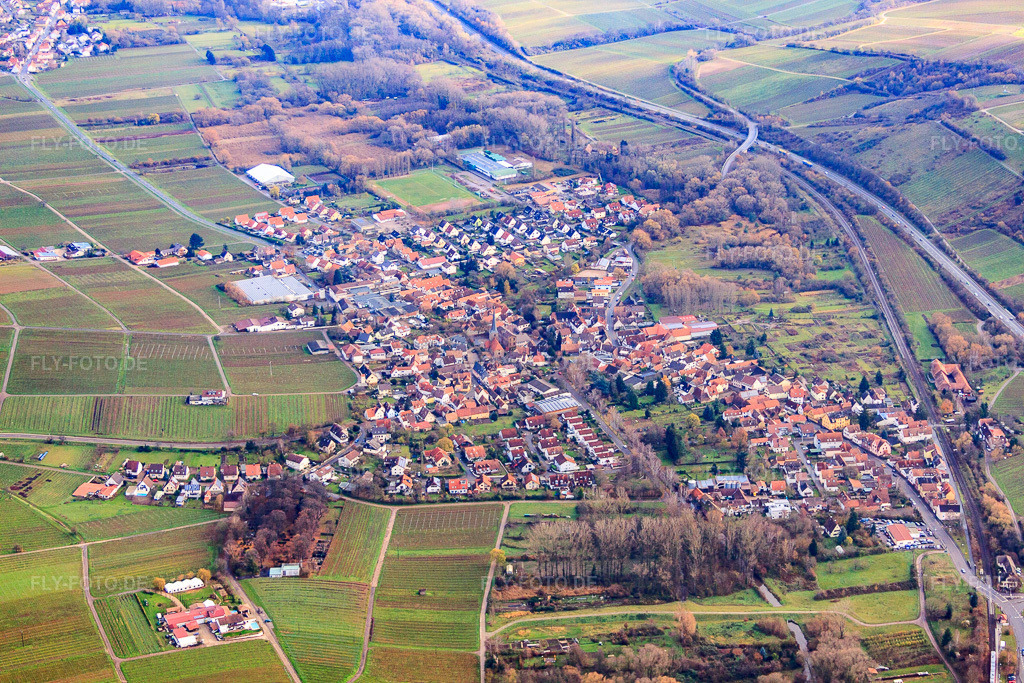 Luftbild: Ortsansicht von Westen in Siebeldingen im Bundesland Rheinland-Pfalz in Deutschland. Foto: IMG_61272.jpg vom 30.11.2013 durch Werner Riehm/FLY-FOTO.deAuflösung des Originals: 4752 x 3168 px