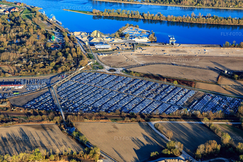 Aerial view: ARCHICUB - Parking area for the import of trucks and cars by Walon in Lauterbourg in the state Bas-Rhin, France. – Photo: IMG_097866.jpg taken on 03/27/2017 by Werner Riehm/FLY-FOTO.com – Resolution of the original: 5472 x 3648 px – Solutions logistiques pour l'industrie: