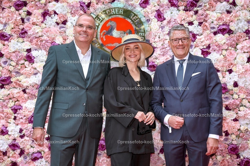 HanPromi24082500017 | 2025.08.24, Promis beim Audi-Ascot-Renntag auf der Galopprennbahn Neue Bult in Hannover. Die Gäste genießen die elegante Atmosphäre beim Pferderennen. Jens Bischoff (Unternehmer Audi Volkswagen) zusammen mit Janin Ullmann (Fernsehmoderatorin und Schauspielerin) und Torsten Bulga, Geschaeftsfuehrer Audi Hannover) 