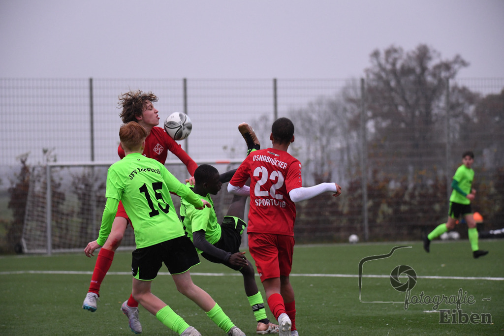 JFV Edewecht-Osnabrücker SC | C-Jugend Landesliga; JFV Edewecht (grün)-Osnabrücker SV (rot) am 18.11.2023; in Edewecht (Sportanlage Göhlenweg), Photo: Philip Eiben 2023 - Realisiert mit Pictrs.com