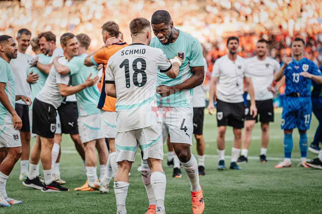 Fußball | Herren | UEFA-Fußball-Europameisterschaft 2024 | Gruppe D | Niederlande vs. Österreich | 25.06.2024 | v.l. Romano Schmid (#18, Österreich) und Kevin Danso (#4, Österreich) feiern den Sieg