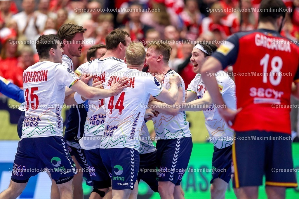 EHF22012602161 | 22.01.2026, Handball, Men's EHF EURO 2026, Spanien - Norwegen, Jyske Bank Boxen in Herning, Dänemark, Main Round: Abschlussjubel nach dem Sieg der Norweger gegen Spanien.  Patrick Helland Anderson (Norway #35)  Kevin Maagero Gulliksen (Norway #44) 