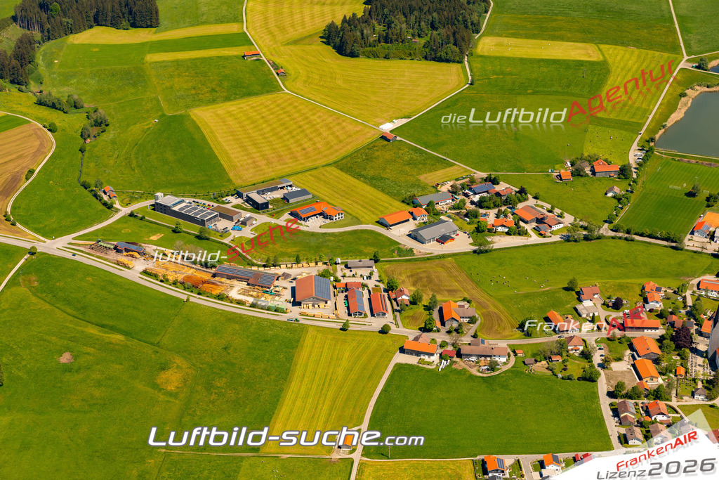 Das Luftbild zeigt :  Wald - Die Luftaufnahme wurde 2024 vom UL-Flugzeug aus erstellt ( keine Drohne ) - Hochauflösende Luftaufnahme - Für grossformatige Ausdrucke geeignet. Die Geschenkidee !Mit Lizenz und Bildrechte bestellbar
