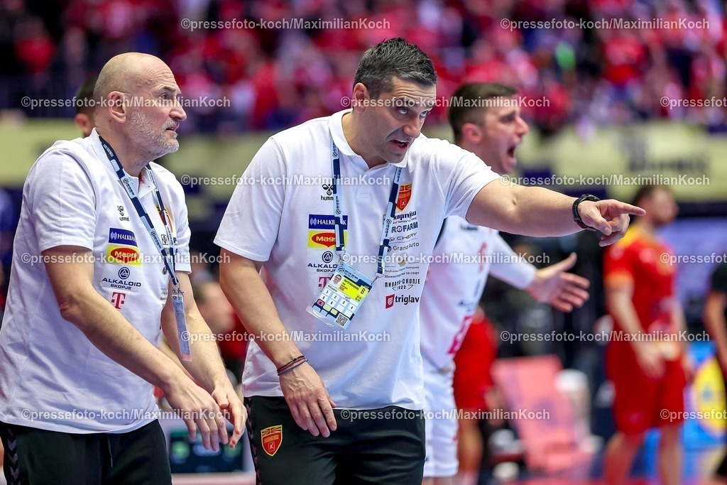 EHF20012601035 | 20.01.2026, Handball, Men's EHF EURO 2026, Nordmazedonien - Rumänien, Jyske Bank Boxen in Herning, Dänemark, Preliminary Round:  Headcoach Kiril Lazarov (North Macedonia #hc) gestikulierend am Spielfeldrand  