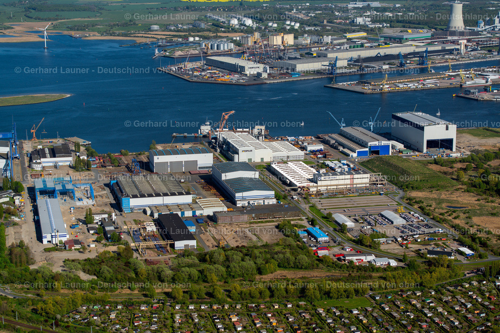 3801333 | ROSTOCK 08.09.2021 Hafenanlagen am Ufer des Hafenbeckens des Seehafen der ROSTOCK PORT GmbH im Ortsteil Peez in Rostock im Bundesland Mecklenburg-Vorpommern, Deutschland. Weiterführende Informationen bei: Euroports Germany GmbH &amp; Co. KG,  Liebherr-International Deutschland GmbH,  ROSTOCK PORT GmbH. // Port facilities on the shores of the harbor of of Seehafen of ROSTOCK PORT GmbH in the district Peez in Rostock in the state Mecklenburg - Western Pomerania, Germany. Further information at: Euroports Germany GmbH &amp; Co. KG,  Liebherr-International Deutschland GmbH,  ROSTOCK PORT GmbH. Foto: Gerhard Launer