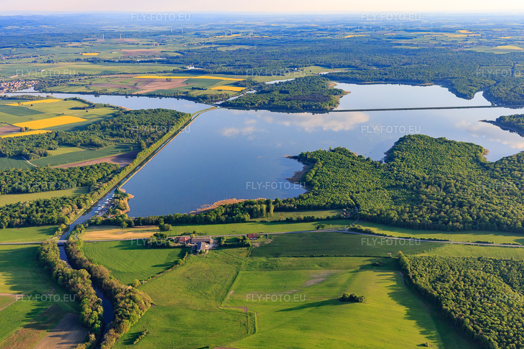 Vue aérienne: Intersection des deux canaux Canal Rhin-Marne et Canal des houllères de la Sarre dans les lacs Le Petit Étang et Le Grand Ruisseau à Gondrexange dans le département Moselle, France. Photo: IMG_146158.jpg prise le 01/05/2025 par Werner Riehm/FLY-FOTO.eu – Résolution de l'original: 5472 x 3648 px