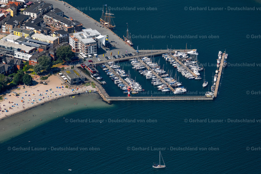 4037893 | ECKERNFöRDE 07.08.2020 Hafenanlagen am Ufer des Hafenbeckens des Stadthafens in Eckernförde im Bundesland Schleswig-Holstein, Deutschland. Weiterführende Informationen bei: Stadt Eckernförde,  im-jaich oHG. // Port facilities on the shores of the harbor of of Stadthafens in Eckernfoerde in the state Schleswig-Holstein, Germany. Further information at: Stadt Eckernfoerde,  im-jaich oHG. Foto: Gerhard Launer