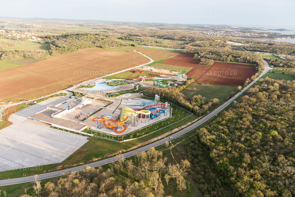 Vue aérienne: Vue de la ville à Poreč dans le département Gespanschaft Istrien, Croatie. Photo: IMG_106368.jpg prise le 14/04/2018 par Werner Riehm/FLY-FOTO.eu – Résolution de l'original: 5472 x 3648 px