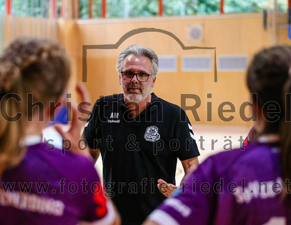 2023-10-14_083_SpVgg_Altenerding_gegen_HSG_Freising_Neufahrn_Damen | Erding, Deutschland, 14.10.2023:
Handball, Bezirksliga Frauen Altbayern 2023 / 2024, 3. Spieltag, SpVgg Altenerding II gegen HSG Freising-Neufahrn II, Endergebnis: 23:28

Trainerin Andreas Mittermeier (SpVgg Altenerding)

Foto: Christian Riedel / fotografie-riedel.net