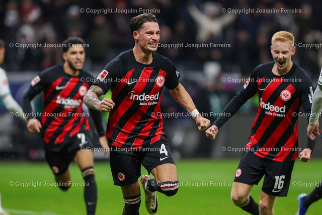 2023.12.20_sge_3652 | 20.12.2023 Fussball 1.Bundesliga 16.Spieltag Eintracht Frankfurt - Borussia Mönchengladbach v.l.,Omar Marmousch (Eintracht Frankfurt), Robin Koch (Eintracht Frankfurt), Hugo Larsson (Eintracht Frankfurt), Torjubel, Goal celebration, celebrate the goal 
 - Realisiert mit Pictrs.com
