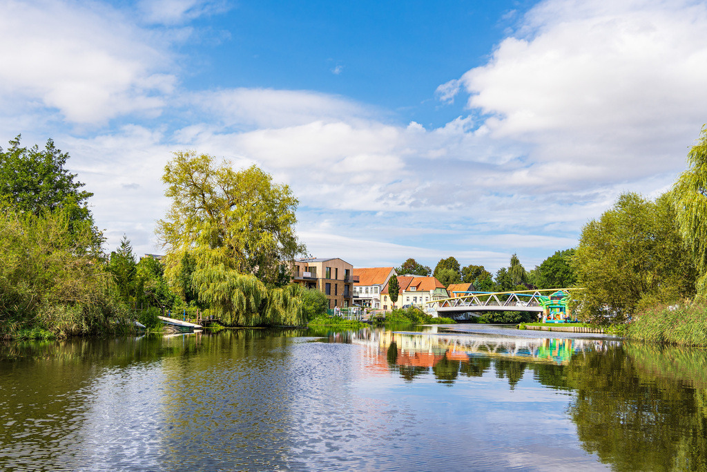 Blick über die Warnow auf die Stadt Schwaan mit Brücke | Blick über die Warnow auf die Stadt Schwaan mit Brücke.