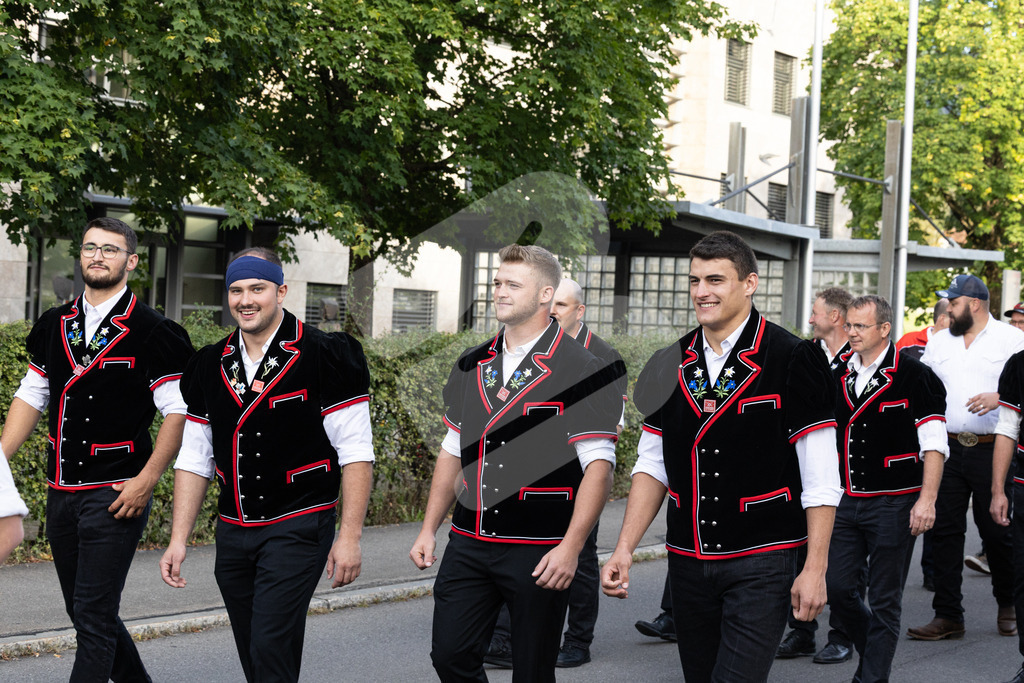 ESAF2025_Empfang_8202 | Die Schwinger des Schwyzer Kantonalen Schwingerverbandes: Fotos, die Dynamik und Leidenschaft festhalten, sowie emotionale Momente aus dem traditionellen Schwingsport zeigen. - Realisiert mit Pictrs.com