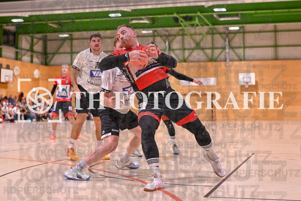 GER, SG Maulburg/Steinen - HSG Dreiland, Handball, Landesliga Suedbaden, 4. Spieltag, Saison 2024/2025, 12.10.2024 | Andre Leuchtmann (SG Maulburg/Steinen, #13) am Ball und im Duell mit Sandro Diego Di Gesualdo (HSG Dreiland, #06)GER, SG Maulburg/Steinen - HSG Dreiland, Handball, Landesliga Suedbaden, 4. Spieltag, Saison 2024/2025, 12.10.2024Foto: TH Fotografie/Thomas Hess