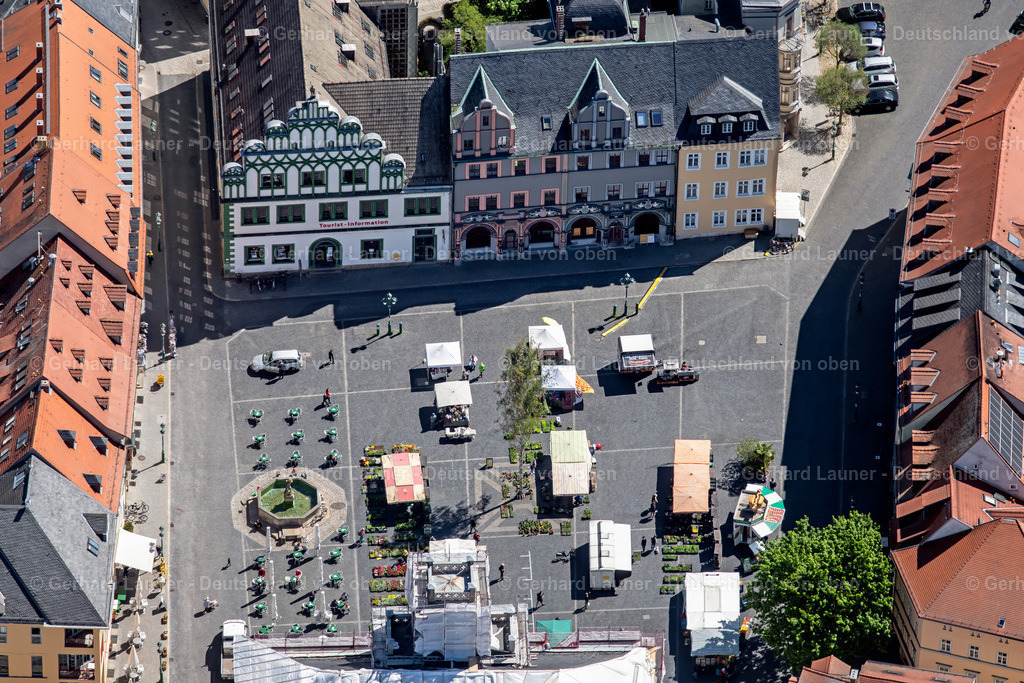 4026844 | WEIMAR 07.05.2020 Verkaufs- und Imbissstände und Handelsbuden mit dem Weimarer Stadthaus und der " Tourist Information Weimar " am Markt in Weimar im Bundesland Thüringen, Deutschland. Weiterführende Informationen bei: weimar GmbH. // Sale and food stands and trade stalls in the market place with the Weimarer Stadthaus on Markt in Weimar in the state Thuringia, Germany. Further information at: weimar GmbH. Foto: Gerhard Launer