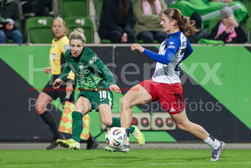 Fussball, Google Pixel Frauen-Bundesliga, VfL Wolfsburg - Hamburger SV | v.li.: Svenja Huth (VfL Wolfsburg, 10) und Leni Eggert (Hamburger SV, 29) im Zweikampf, Duell, Dynamik, Aktion, Action, Spielszene, DIE DFB-RICHTLINIEN UNTERSAGEN JEGLICHE NUTZUNG VON FOTOS ALS SEQUENZBILDER UND/ODER VIDEOÄHNLICHE FOTOSTRECKEN. DFB REGULATIONS PROHIBIT ANY USE OF PHOTOGRAPHS AS IMAGE SEQUENCES AND/OR QUASI-VIDEO.