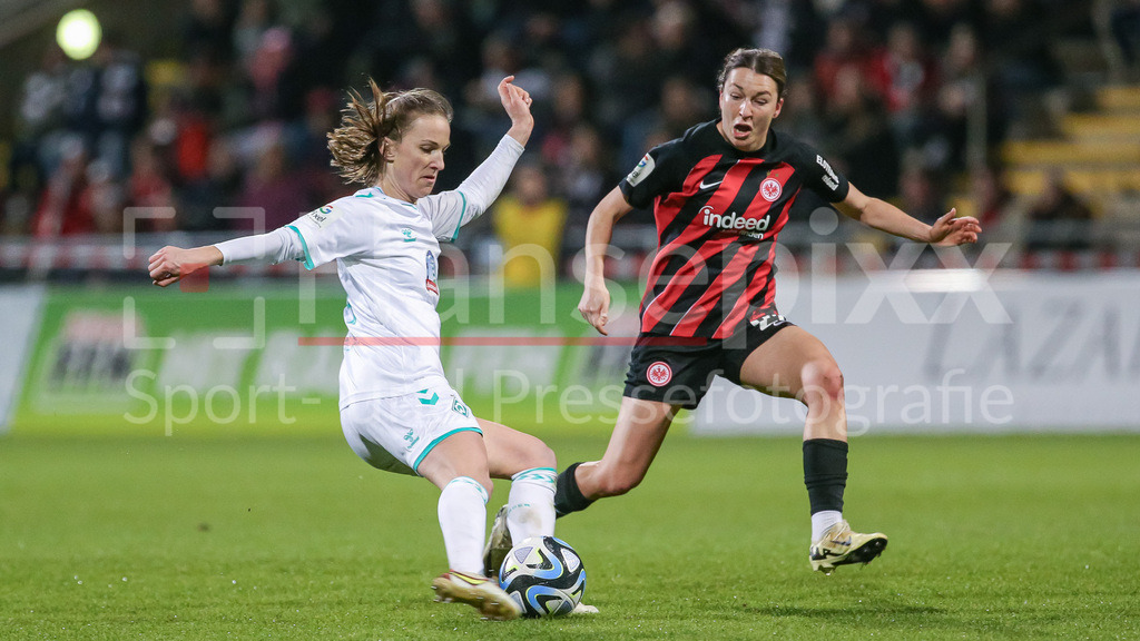 Fussball, Google Pixel Frauen-Bundesliga, Eintracht Frankfurt - SV Werder Bremen | v.li.: Michaela Brandenburg (SV Werder Bremen, 14) und Barbara Dunst (Eintracht Frankfurt, 28) im Zweikampf, Duell, Dynamik, Aktion, Action, Spielszene, DIE DFB-RICHTLINIEN UNTERSAGEN JEGLICHE NUTZUNG VON FOTOS ALS SEQUENZBILDER UND/ODER VIDEOÄHNLICHE FOTOSTRECKEN. DFB REGULATIONS PROHIBIT ANY USE OF PHOTOGRAPHS AS IMAGE SEQUENCES AND/OR QUASI-VIDEO.