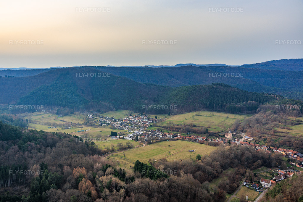 Luftbild: Ortsansicht von Südosten in Rumbach im Bundesland Rheinland-Pfalz in Deutschland. Foto: IMG_153379.jpg vom 06.03.2026 durch Werner Riehm/FLY-FOTO.de