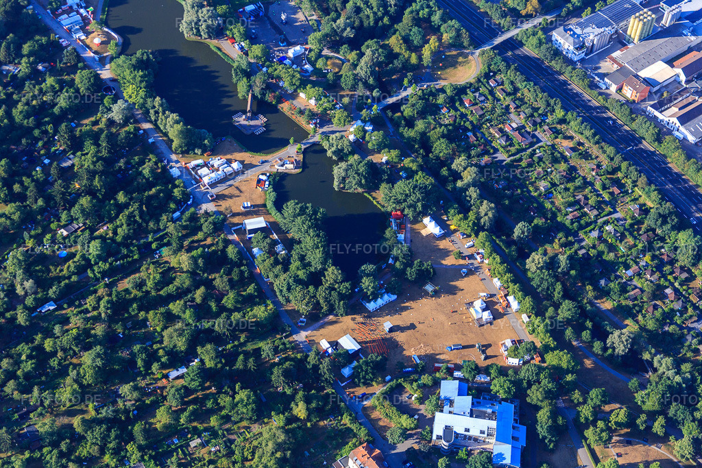 Luftbild: Günther Klotz Anlage, Das Fest, Mount Klotz im Ortsteil Südweststadt in Karlsruhe im Bundesland Baden-Württemberg in Deutschland. Foto: IMG_083881.jpg vom 26.07.2015 durch Werner Riehm/FLY-FOTO.de