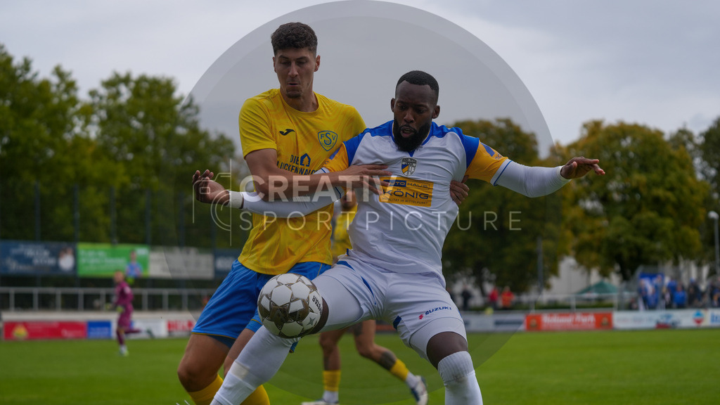 Fußball, Herren, Saison 2025/2026, Regionalliga Nordost, 11. Spieltag, FSV 63 Luckenwalde vs. FC Carl-Zeiss Jena, Samstag 05.10.2025, Werner-Seelenbinder-Stadion Luckenwalde, | Fußball, Herren, Saison 2025/2026, Regionalliga Nordost, 11. Spieltag, FSV 63 Luckenwalde vs. FC Carl-Zeiss Jena, Samstag 05.10.2025, Werner-Seelenbinder-Stadion Luckenwalde, Im Bild: Quentin Seidel (l. Luckenwalde) und Manasee Eshele (r. Jena) - Realisiert mit Pictrs.com