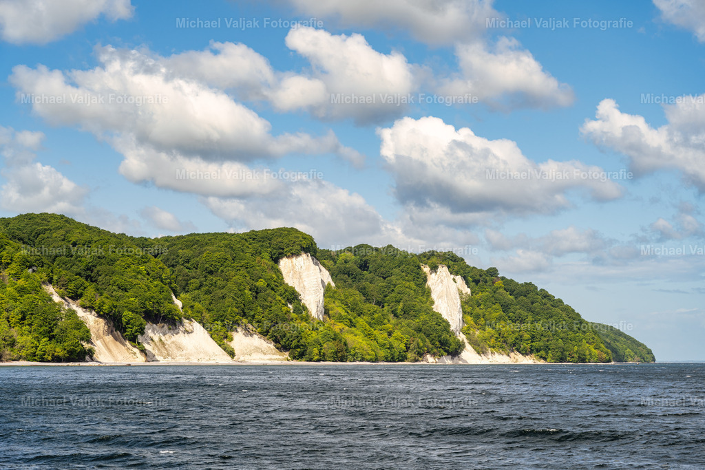 Kreideküste Insel Rügen | Blick von der Seeseite aus zu den berühmten Kreidefelsen auf der Ostseeinsel Rügen bei herrlichem Wetter.  - Realisiert mit Pictrs.com