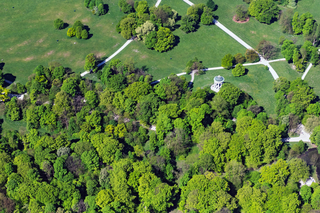 dr__0063277.jpg | MüNCHEN 29.04.2025 Parkanlage des Englischen Garten am Schwabinger Bach in München im Bundesland Bayern, Deutschland. // Park of the " Englischen Garten " at Schwabinger Bach in Munich in the state Bavaria, Germany. Foto: Daniel Reiter