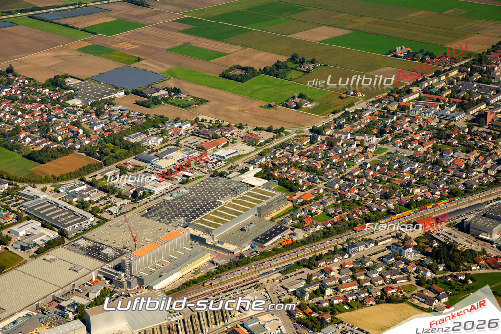 Das Luftbild zeigt : Bahnlinie Dingolfing - Die Luftaufnahme wurde 2023 vom UL-Flugzeug aus erstellt ( keine Drohne ) - Hochauflösende Luftaufnahme - Für grossformatige Ausdrucke geeignet. Die Geschenkidee !Mit Lizenz und Bildrechte bestellbar