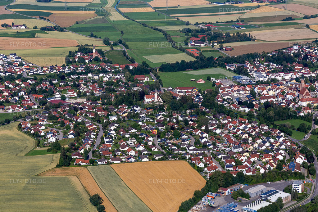 Luftbild:  in Geisenhausen im Bundesland Bayern in Deutschland. – Foto: IMG_133036.jpg vom 03.07.2022 durch Werner Riehm/FLY-FOTO.de – Auflösung des Originals: 5472 x 3648 px – Markt Geisenhausen - Gemeinde Geisenhausen