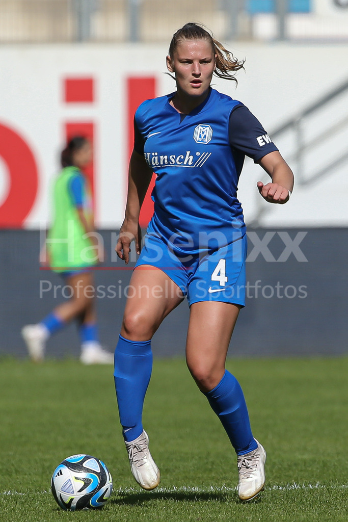 Fussball, 2. Frauen-Bundesliga, SV Meppen - Borussia Mönchengladbach | v.li.: Toma Ihlenburg (SV Meppen, 4) am Ball, Einzelbild, Ganzkörper, Aktion, Action, Spielszene, DIE DFB-RICHTLINIEN UNTERSAGEN JEGLICHE NUTZUNG VON FOTOS ALS SEQUENZBILDER UND/ODER VIDEOÄHNLICHE FOTOSTRECKEN. DFB REGULATIONS PROHIBIT ANY USE OF PHOTOGRAPHS AS IMAGE SEQUENCES AND/OR QUASI-VIDEO.