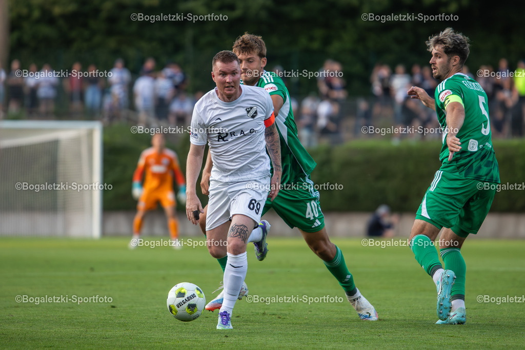Paul Szymanski am Ball | 20.08.2025, Fußball, SC Victoria Mennrath - MSV Duisburg, Niederrheinpokal, Saison 2025/26: Paul Szymanski (Victoria Mennrath #69) am Ball, mit Ben Schlicke (MSV Duisburg #40) im Rücken - Realisiert mit Pictrs.com