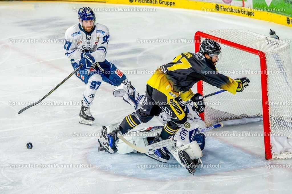 xkkux17042601042 | 17.04.2026, xkkux, Eishockey, DEL2 Finale, Krefeld Pinguine - Kassel Huskies, Herren, Saison 2025 / 2026, Yayla-Arena: C.J. Suess (Krefeld Pinguine #27) im Zweikampf gegen  Philipp Maurer (EC Kassel Huskies #33) 