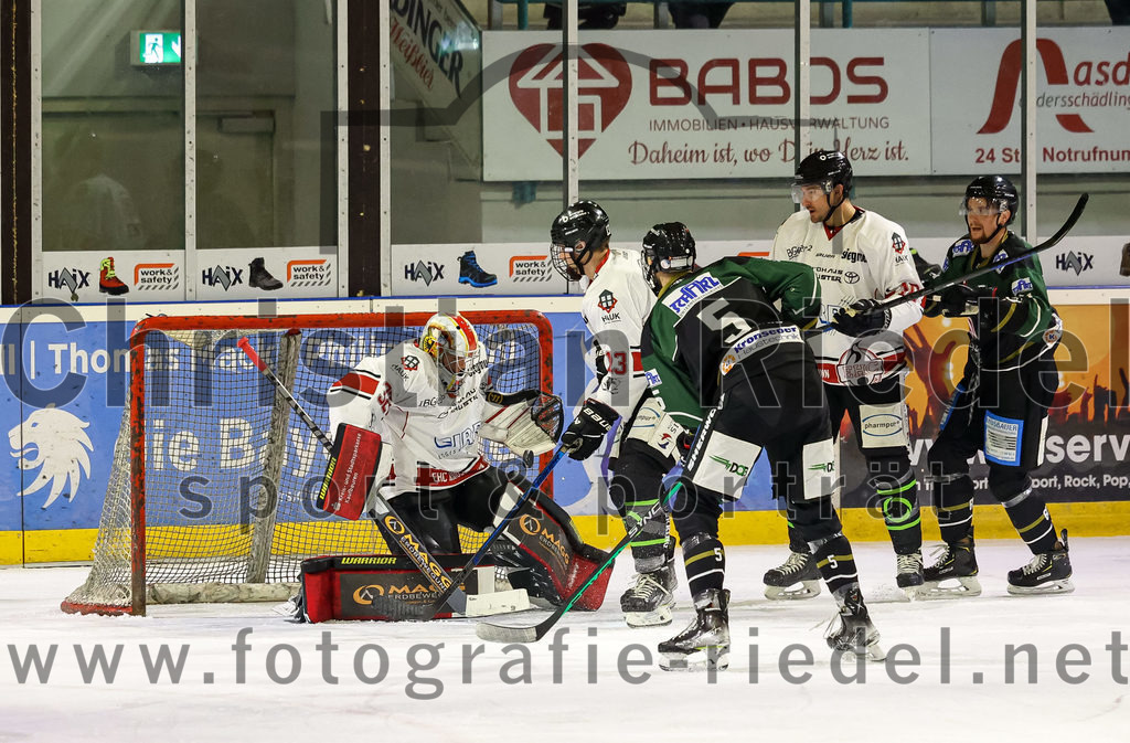 2022-11-06_020_TSV_Erding_gegen_EHC_Koenigsbrunn | Erding, Deutschland, 06.11.2022:
Eishockey, Bayernliga 2022 / 2023, 11. Spieltag, TSV Erding gegen EHC Königsbrunn, Endergebnis: 1:7

Torwart Stefan Vajs (EHC Königsbrunn, #32), Luca Szegedin (EHC Königsbrunn, #13), Florian Zimmermann (Erding Gladiators, #5)

Foto: Christian Riedel / fotografie-riedel.net