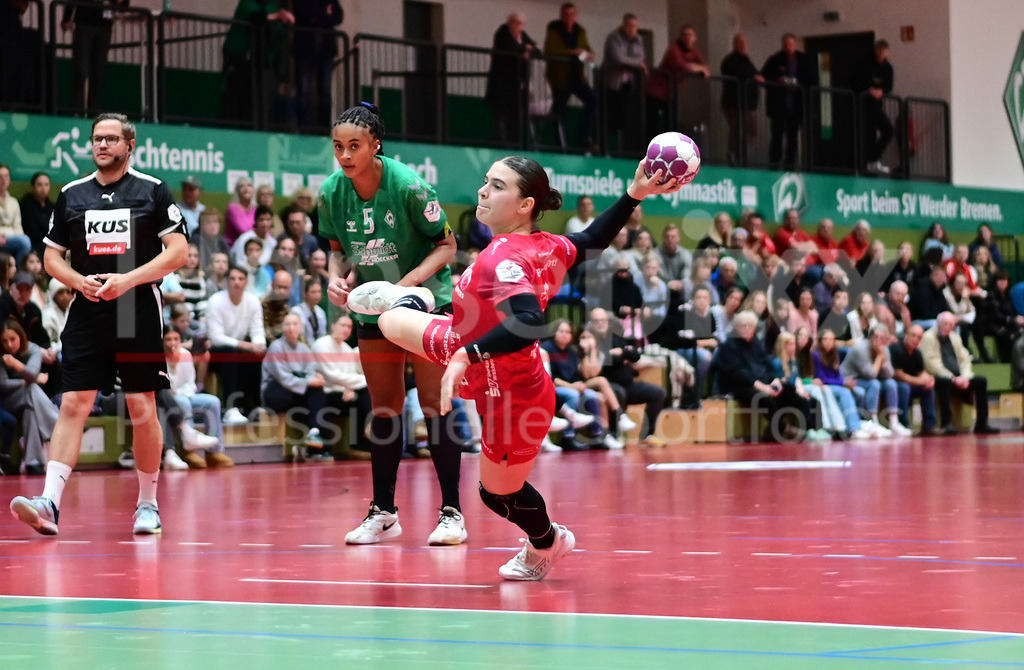 Handball, 2. Bundesliga Frauen, SV Werder Bremen - HSG Bad Wildungen Vipers | v.li.: Melina Hahn (HSG Bad Wildungen Vipers, 24) beim Abwurf, am Ball, Spielszene, Aktion, Action