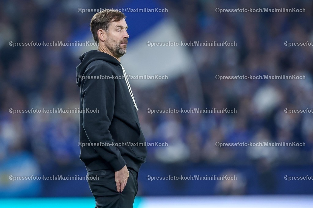 S0426092501202 | 25.09.2025, Fußball, FC Schalke 04 - SpVgg Greuther Fürth, 7.Spieltag, 2. Fußball Bundesliga, Veltins-Arena Gelsenkirchen, Saison 2025 2026: Cheftrainer Thomas Kleine (Greuther Fürth #hc) steht enttäuscht gestikulierend an der Seitenlinie DFB regulations prohibit any use of photographs as image sequences and or quasi-video.