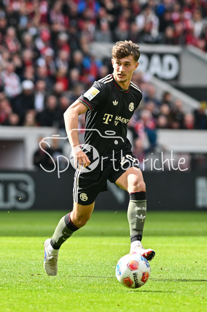 SC Freiburg - FC Bayern München | FREIBURG, GERMANY - 04. APRIL: am Ball TOM BISCHOF (FC Bayern Munich 20) / Einzelfoto / Freisteller während dem Bundesligamatch zwischen dem SC Freiburg und dem FC Bayern München am 28. Spieltag im Europa-Park Stadion / DFL REGULATIONS PROHIBIT ANY USE OF PHOTOGRAPHS AS IMAGE SEQUENCES AND/OR QUASI-VIDEO