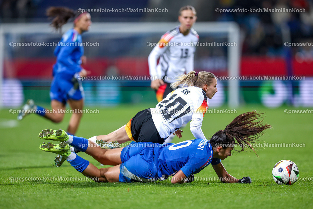 DFB02122401078 | 02.12.2024, Fußball Länderspiel Frauen, Deutschland - Italien, Vonovia-Ruhrstadion Bochum, Saison 2024 2025: Laura Freigang (GER #10) stürzt zusammen mit Chiara Beccari (ITA #10) zu BodenDFB regulations prohibit any use of photographs as image sequences and or quasi-video.