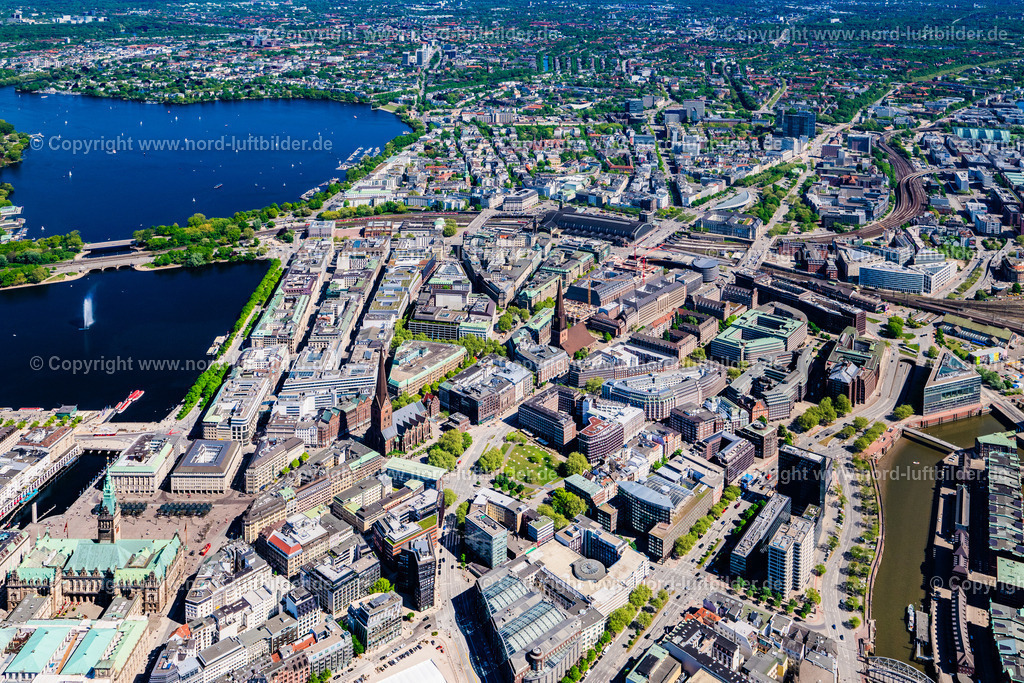Hamburg_Mitte_ELS_5207010525 | HAMBURG 27.04.2025 Stadtansicht des Innenstadtbereiches im Ortsteil Altstadt im Ortsteil Altstadt in Hamburg, Deutschland. // Night lights and illumination City view of the downtown area in the district Altstadt in the district Altstadt in Hamburg, Germany. Foto: Martin Elsen