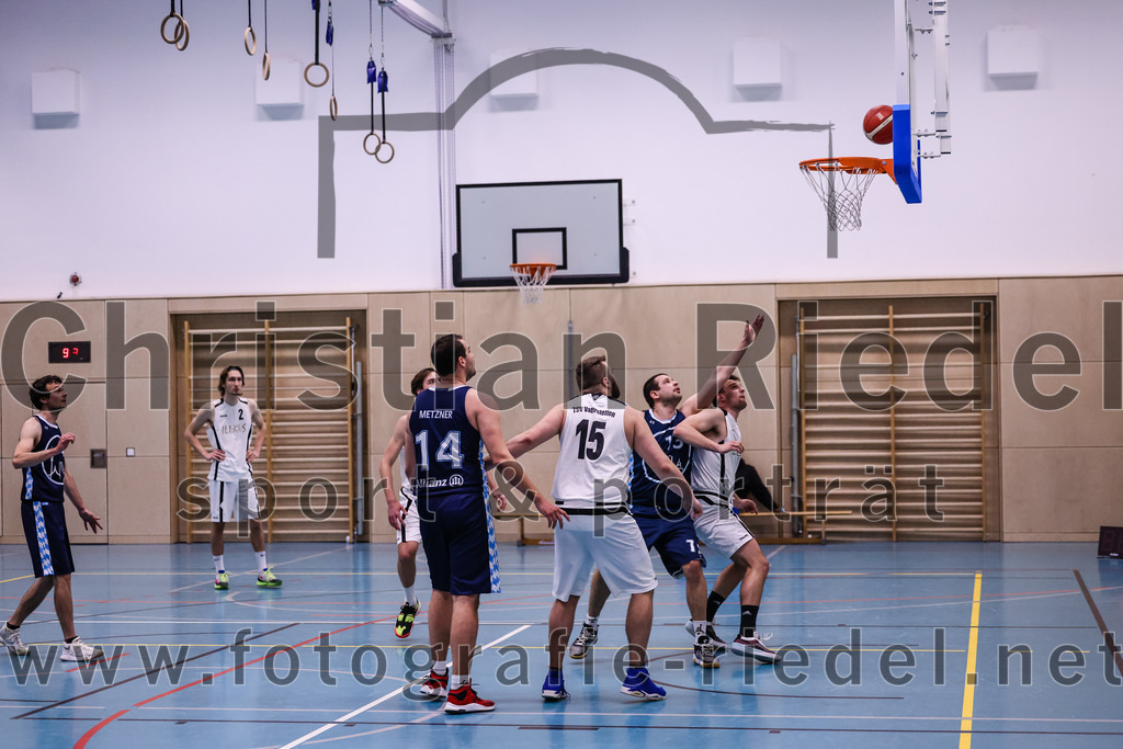2022-04-03_045_TSV_Vaterstetten_gegen_SV_Weissblau-Allianz_Muenchen | Vaterstetten, Deutschland, 03.04.2022:
Basketball, Bezirksoberliga Herren 2021 / 2022, 14. Spieltag, TSV Vaterstetten gegen SV Weißblau-Allianz München, Endergebnis: 86:54

Christian Metzner (SV Weißblau-Allianz München, #14), Mathias Furtmair (TSV Vaterstetten, #15), Peter Fabian Klemm (SV Weißblau-Allianz München, #13), Konstantin Huber (TSV Vaterstetten, #13)

Foto: Christian Riedel / fotografie-riedel.net