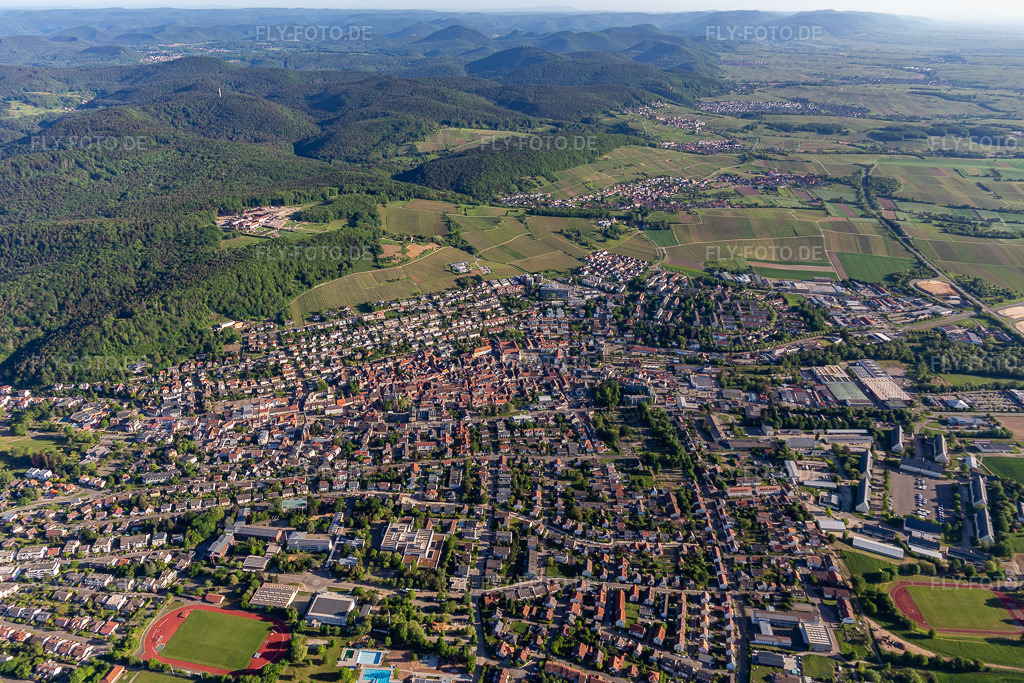 Luftbild: Stadtansicht aus Süden in Bad Bergzabern im Bundesland Rheinland-Pfalz in Deutschland. Foto: IMG_131459.jpg vom 14.05.2022 durch Werner Riehm/FLY-FOTO.deStadt Bad Bergzabern