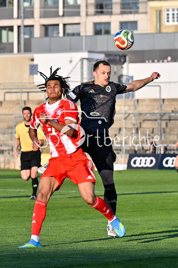 FC Bayern Amateure - SpVgg Ansbach | MUNICH, GERMANY - 17. APRIL: im Duell Eric WEEGER (SpVgg Ansbach 25) und Julien YANDA (FC Bayern München II 16) während dem Match zwischen den Amateuren des FC Bayern München und der SpVgg Ansbach am 29. Spieltag der Regionalliga Bayern im Grünwalder Stadion